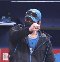 　井上監督にあいさつをする新庄監督（撮影・佐々木彰尚）