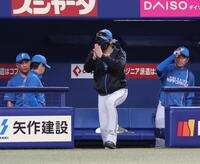 　井上監督に拍手をしてベンチを引き揚げる新庄監督（撮影・佐々木彰尚）