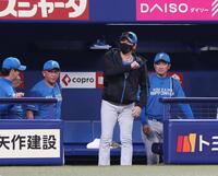 　井上監督にあいさつをする新庄監督（撮影・佐々木彰尚）