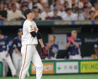 　２回、西川に中犠飛を浴び、２点目を失った戸郷（撮影・西岡正）