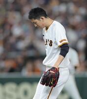 　１回、初球が死球となり、帽子を取る戸郷（撮影・西岡正）