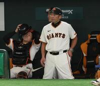 　７回、ピッチャーゴロに倒れた泉口を見る阿部監督（撮影・石井剣太郎）