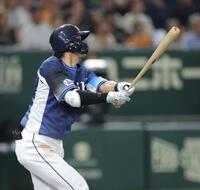 　２回、中犠飛を放つ西川（撮影・西岡正）