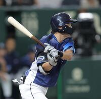 ３回西武１死二、三塁、適時内野安打を放つ西武・源田壮亮＝東京ドーム（撮影・西岡正）