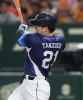 　２回、先制犠飛を放つ武内（撮影・石井剣太郎）