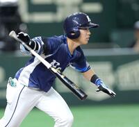 　６回、右前適時打を放つ滝沢（撮影・西岡正）