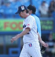 　８回、オスナの打球が２度打ちと抗議するが却下された高津監督（撮影・金田祐二）