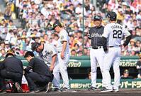 　６回、中野が頭部死球を受け、藤川監督（２２）に声をかける小久保監督（撮影・西田忠信）