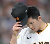 　２回、２点を失い、厳しい表情でベンチに戻る戸郷（撮影・西岡正）