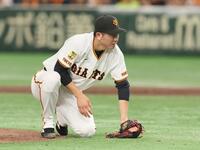 　３回、源田に投手強襲のタイムリーを浴びる戸郷（撮影・石井剣太郎）