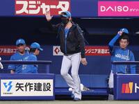 　井上監督にあいさつをして引き揚げる新庄監督（撮影・佐々木彰尚）