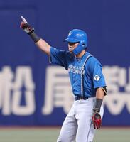 　６回、適時二塁打を放ち喜ぶ野村（撮影・佐々木彰尚）