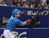 　６回、野村は中越えに適時二塁打を放つ（撮影・佐々木彰尚）
