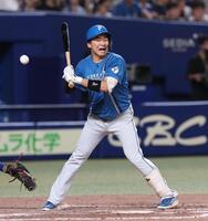 　５回、山縣は死球を受ける（撮影・佐々木彰尚）