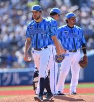 　ロッテ打線に捕まり２回途中で降板したバウアー（手前）＝撮影・開出牧