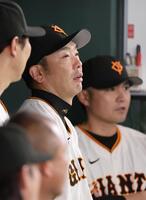 　６回表、試合を見つめる阿部監督