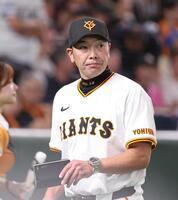 　５回裏終了、選手交代を告げた阿部監督