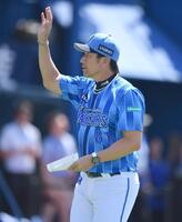 　メンバー表交換を終えスタンドのファンに手を振る三浦監督（撮影・開出牧）