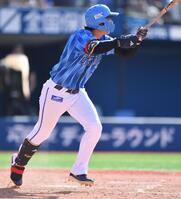 　４回、左越え２点適時二塁打を放つ度会（撮影・開出牧）