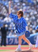 　始球式を務める篠崎愛（撮影・開出牧）