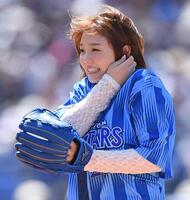 　始球式を務め笑顔の篠崎愛（撮影・開出牧）