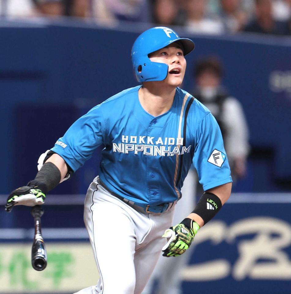 　７回、右越えに５号ソロを放つ清宮幸（撮影・佐々木彰尚）