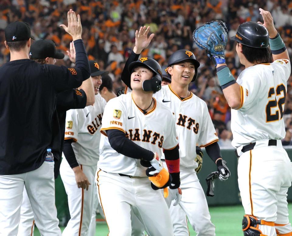 　７回、勝ち越し３ランを放ち、ナインに祝福される増田陸（中央）