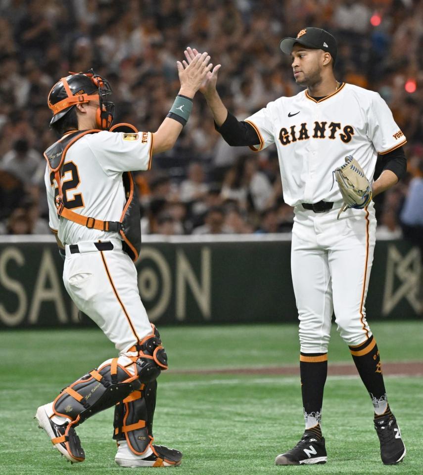 　西武に勝利し、タッチを交わすマルティネス（右）と小林