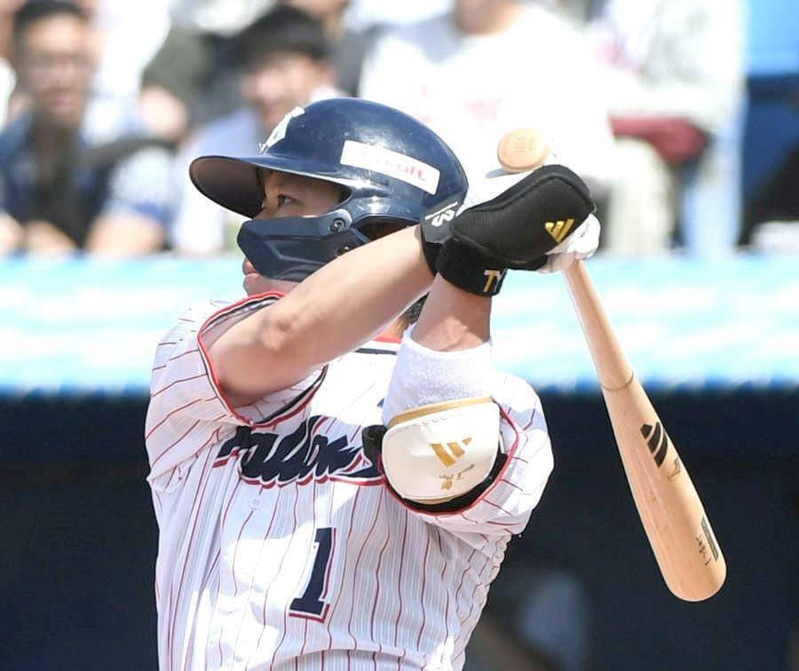 　１回、山田は左中間に２点適時二塁打を放つ（撮影・佐藤厚）