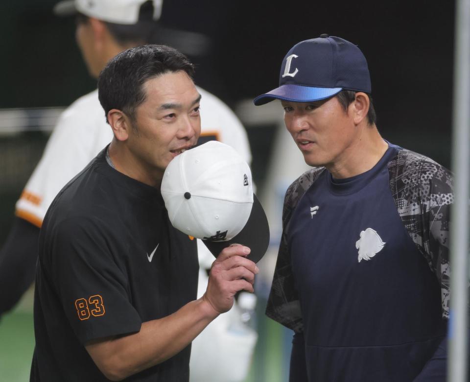 　豊田コーチ（右）と話す阿部監督＝２１日