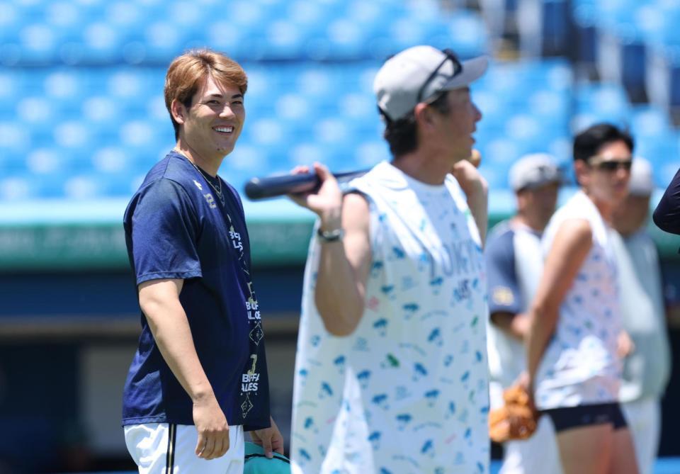 　笑顔で言葉を交わした九里と高津監督（撮影・金田祐二）