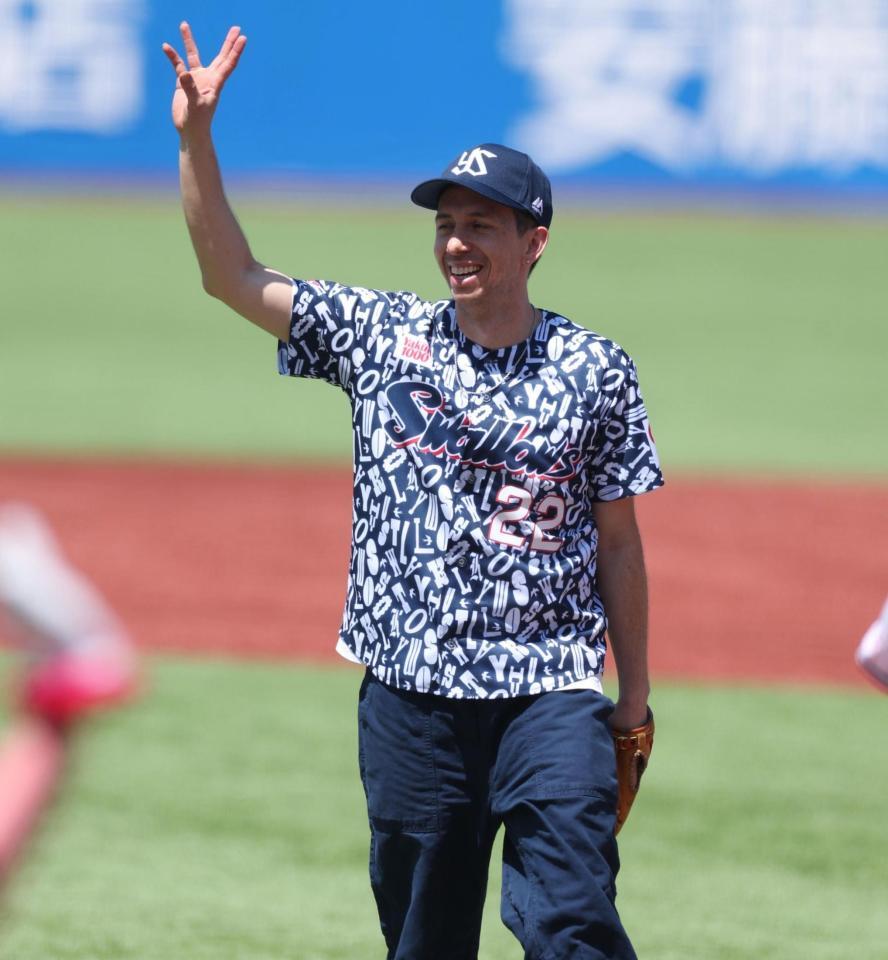 　始球式を務めたコリー・ウォン（撮影・金田祐二）