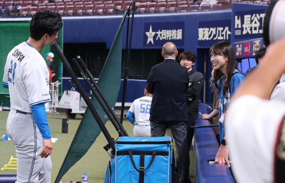 　清宮幸と話す牧野真莉愛（撮影・佐々木彰尚）