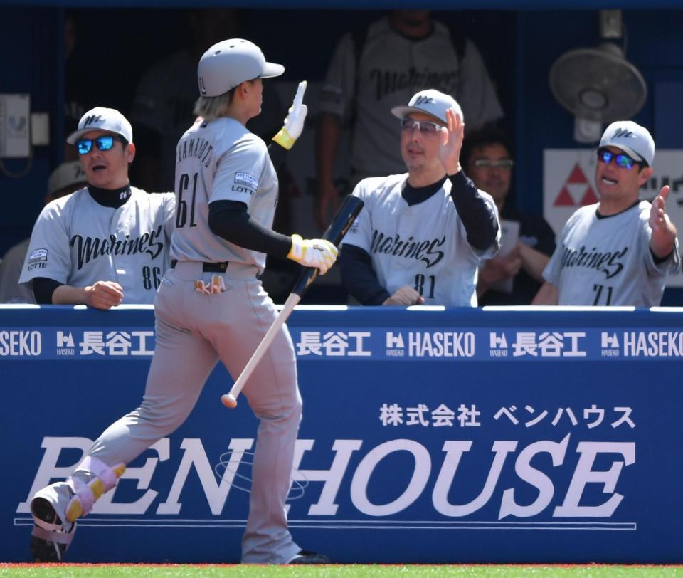　１回、先制の左越え３ランを放った山本（左手前）とタッチを交わす吉井監督（右から２人目）＝撮影・開出牧