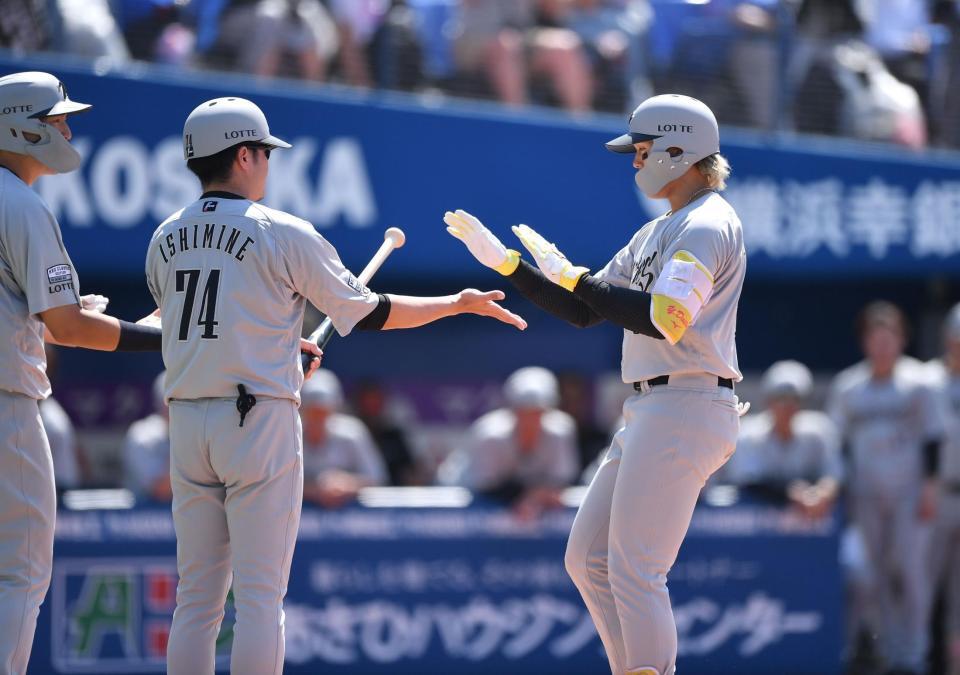 　１回、先制の左越え３ランを放ち伊志嶺コーチ（７４）とタッチを交わす山本。左端は安田（撮影・開出牧）