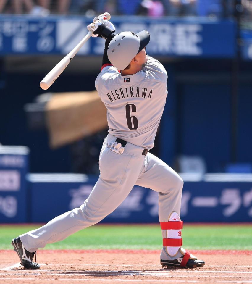 １回ロッテ１死、左越え三塁打を放つ西川史礁＝横浜スタジアム（撮影・開出牧）