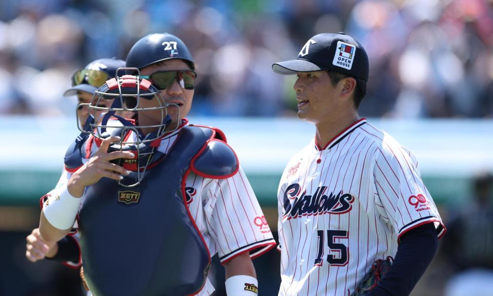 　１回、中村悠と話しながらベンチに戻る中村優（撮影・金田祐二）