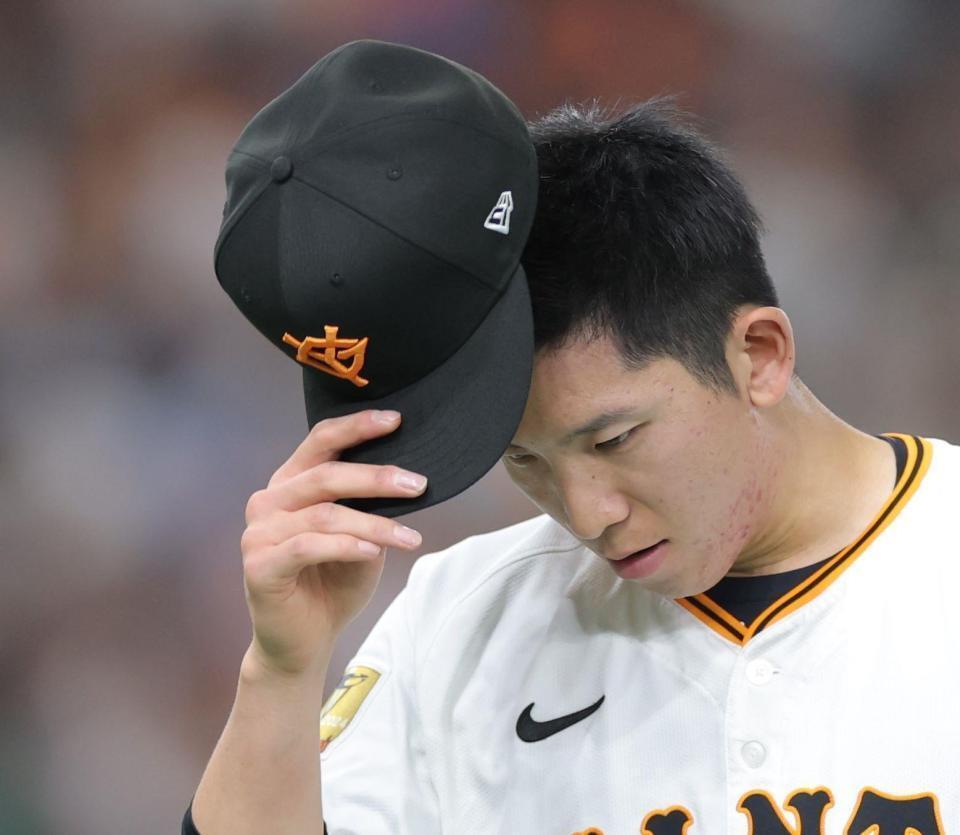 　２回、２点を失い、厳しい表情でベンチに戻る戸郷（撮影・西岡正）