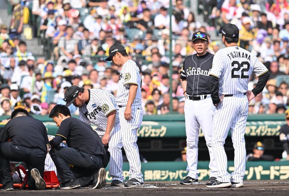 　６回、中野が頭部死球を受け、藤川監督（２２）に声をかける小久保監督（撮影・西田忠信）