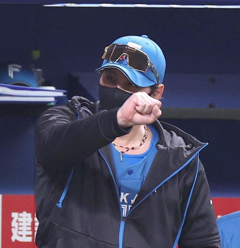 　井上監督にあいさつをする新庄監督（撮影・佐々木彰尚）