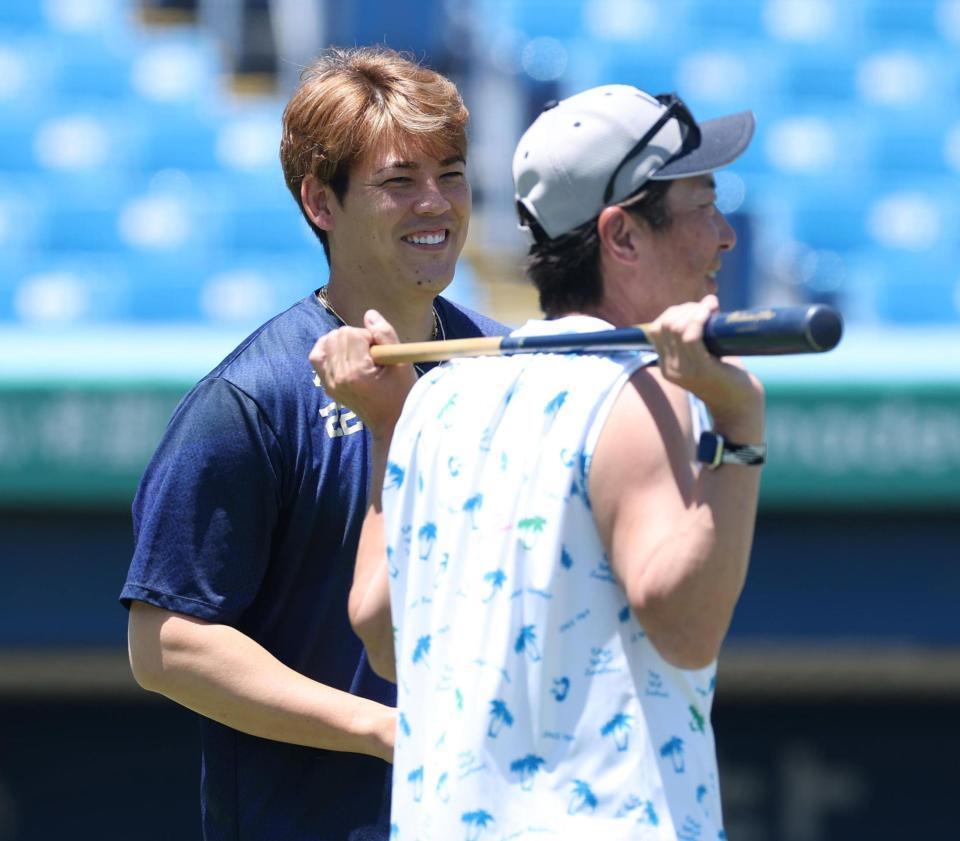 　談笑する九里と高津監督（撮影・金田祐二）