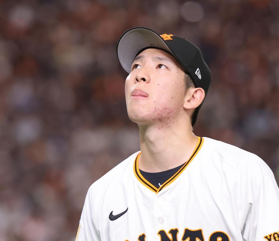 　２回の投球を終え、ベンチに戻る戸郷