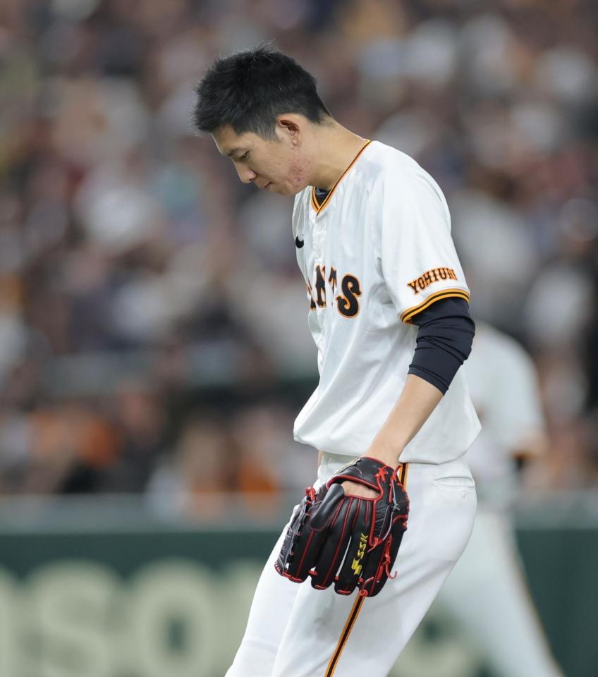 　１回、初球が死球となり、帽子を取る戸郷（撮影・西岡正）