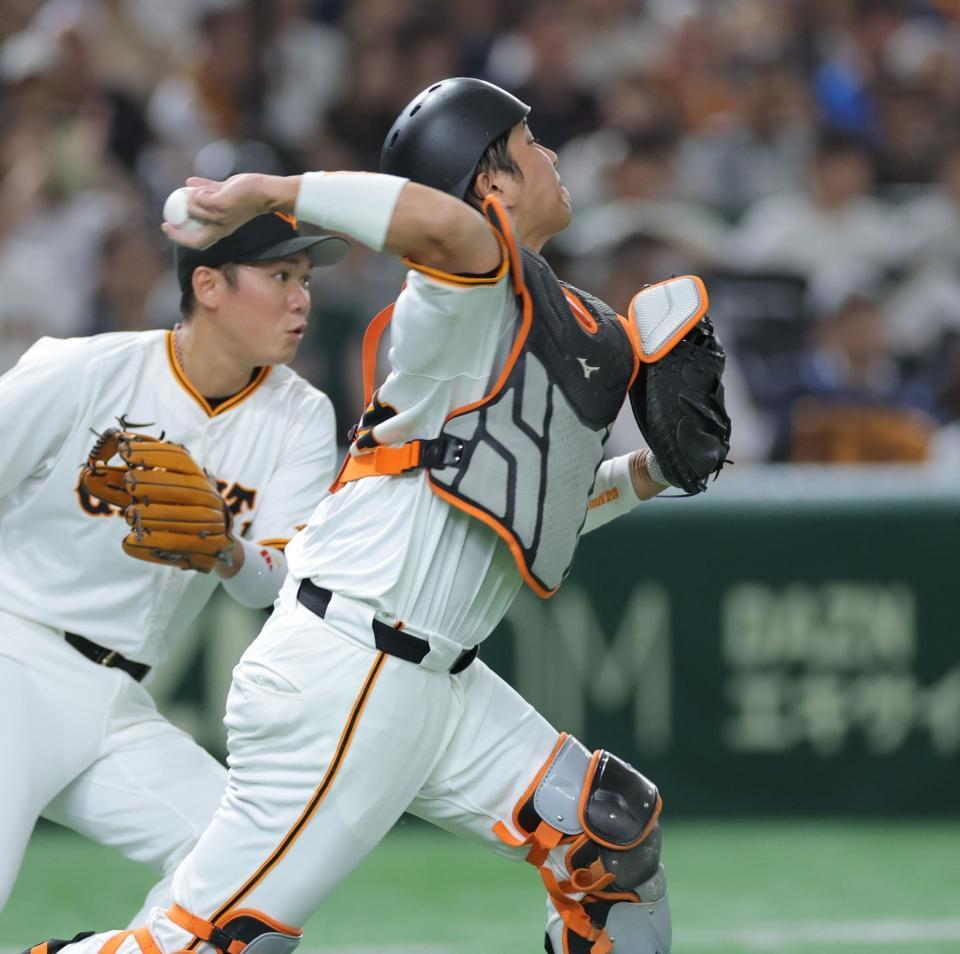 　１回、滝沢のバントで二塁へ悪送球する大城卓（撮影・西岡正）