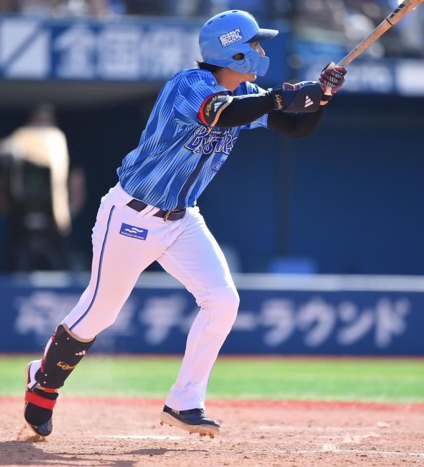 　４回、左越え２点適時二塁打を放つ度会（撮影・開出牧）