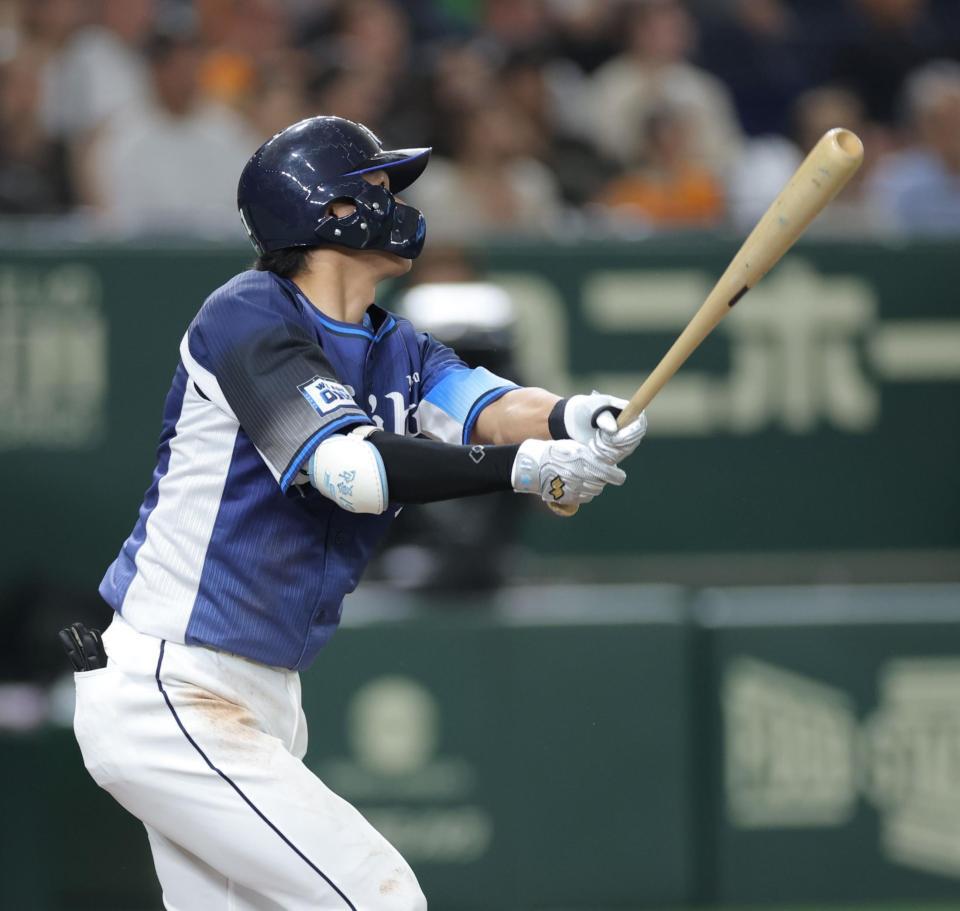 　２回、中犠飛を放つ西川（撮影・西岡正）