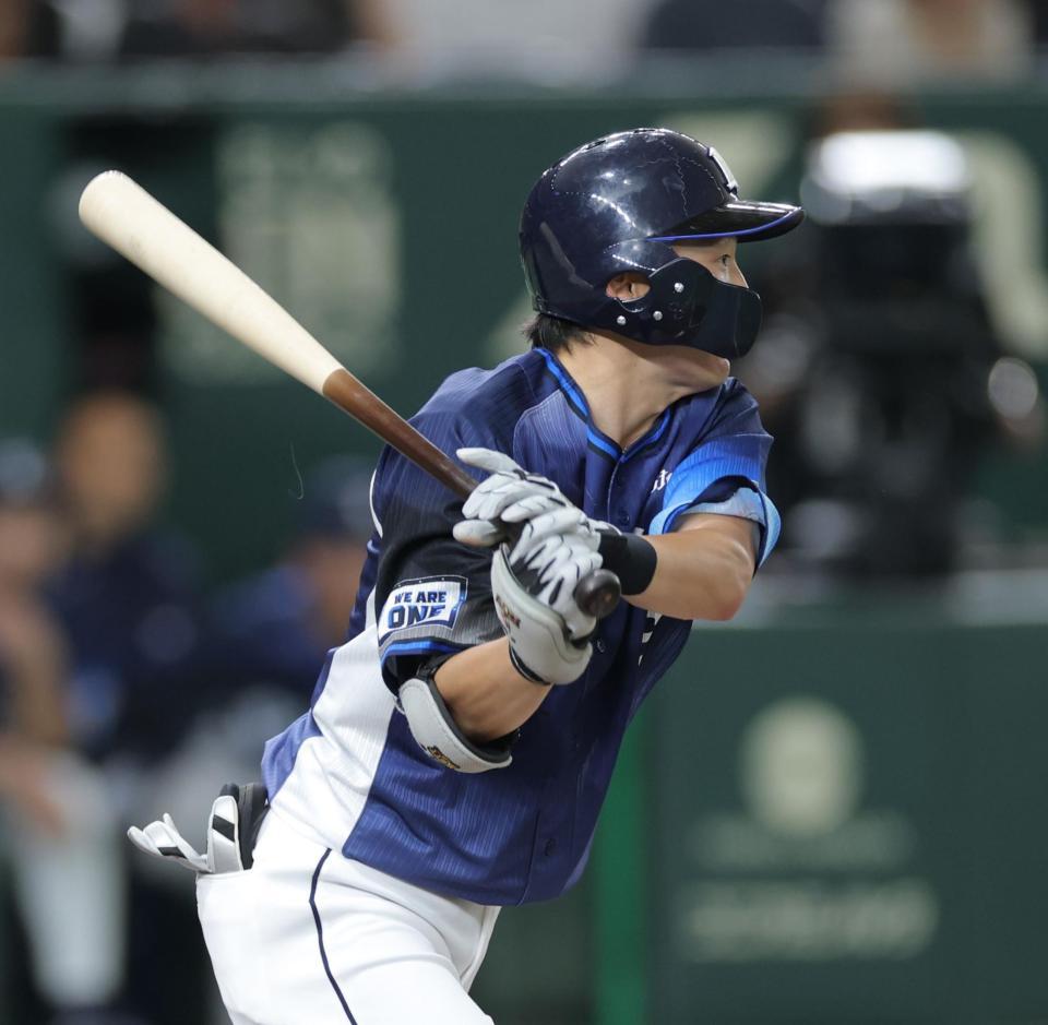 ３回西武１死二、三塁、適時内野安打を放つ西武・源田壮亮＝東京ドーム（撮影・西岡正）