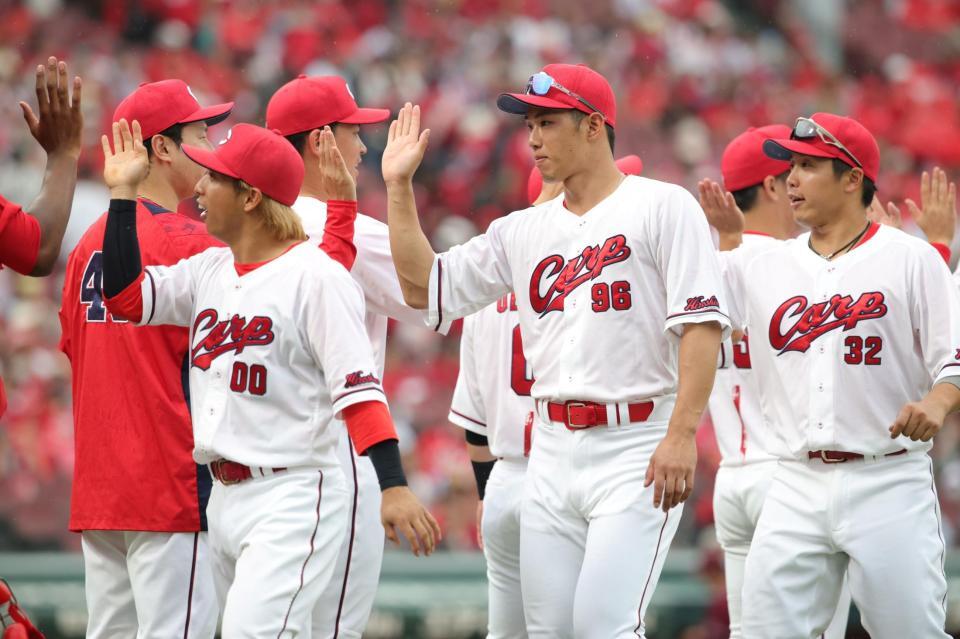 　殊勲の中村奨（中央）はナインとタッチをかわす（撮影・坂部計介）