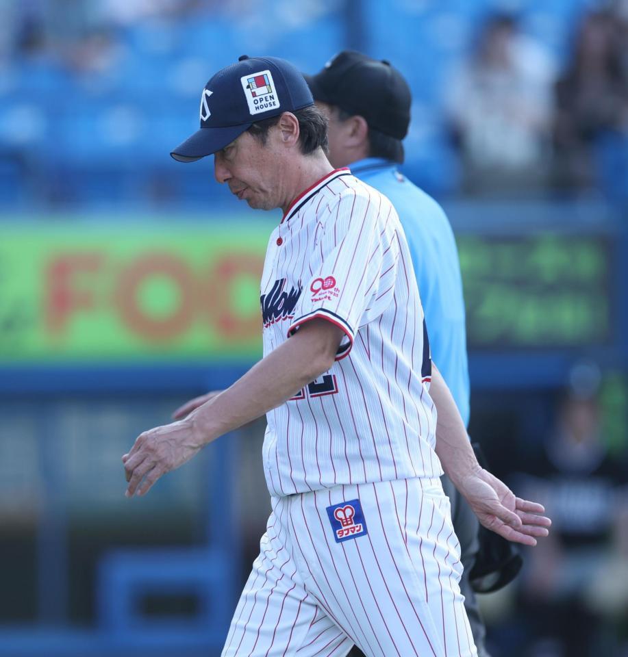 　８回、オスナの打球が２度打ちと抗議するが却下された高津監督（撮影・金田祐二）