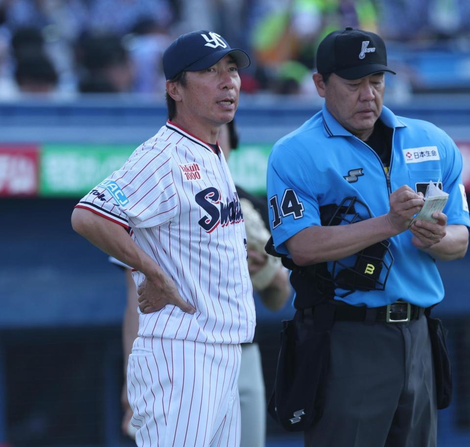 　厳しい表情で選手交代を告げる高津監督（撮影・金田祐二）